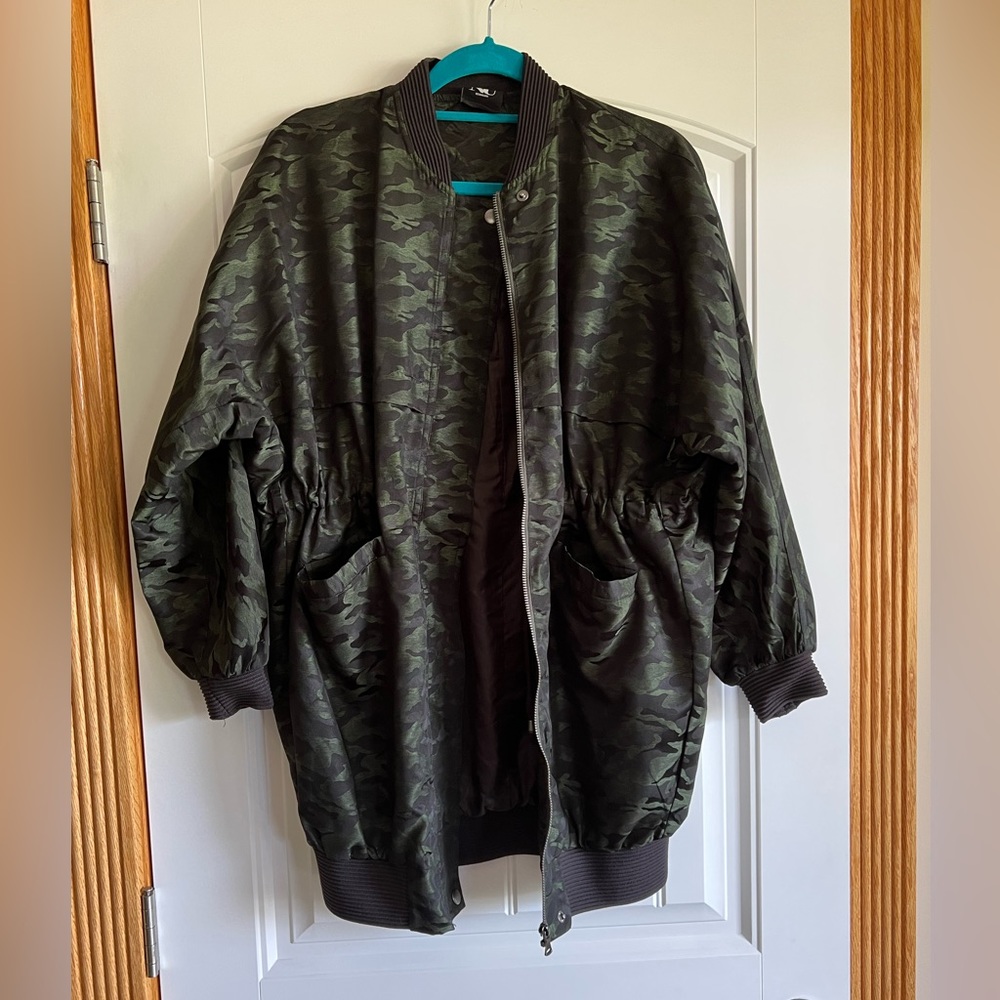 ‼️2 FOR $20‼️ Long camo bomber jacket